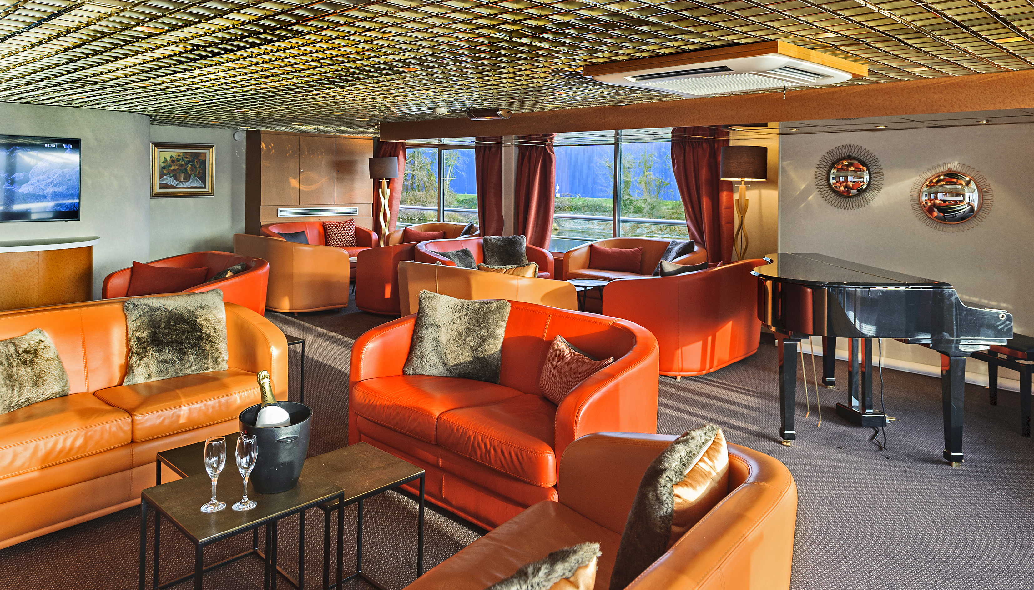 CroisiEurope MS Europe Pianorama Bar 3.jpg